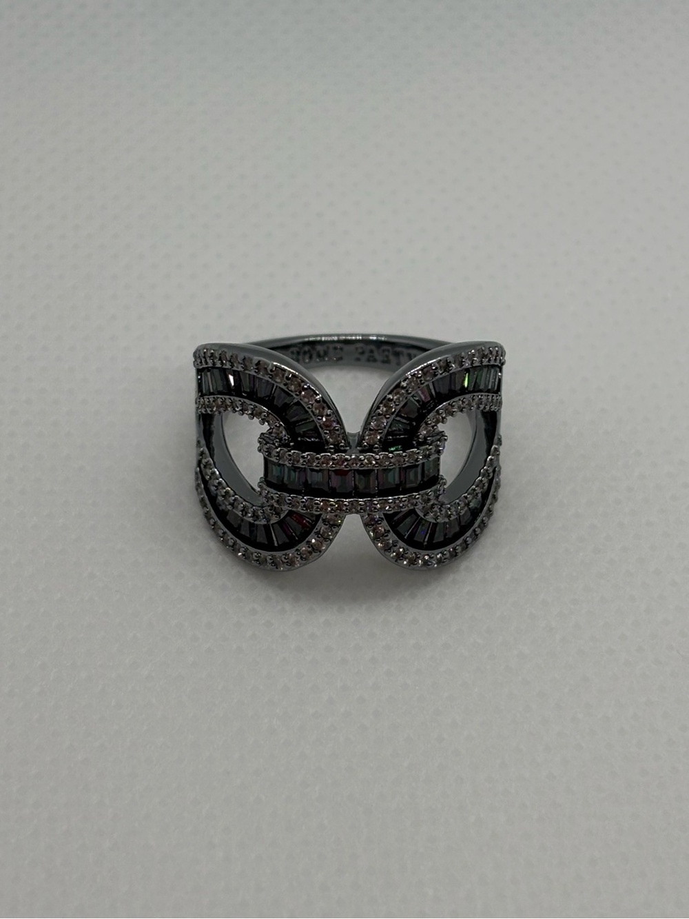 Elegant black ring